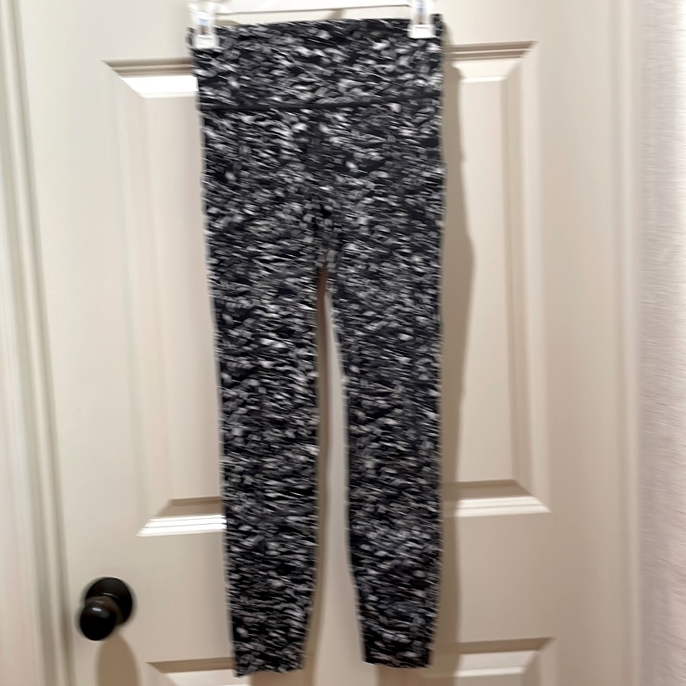 Lululemon leggings- black and white- size pockets like new condition